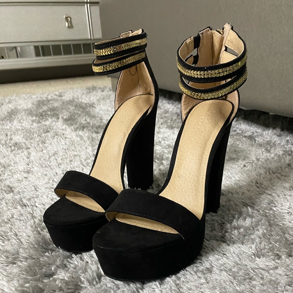 ✨Black and gold platform heel✨